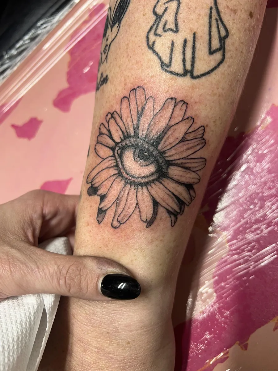 Daisy with an eye in the center — forearm