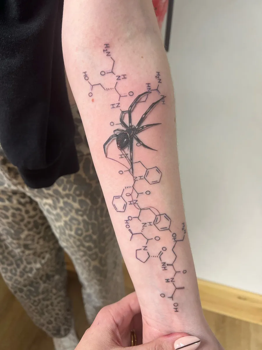 Spider with molecular structure — forearm